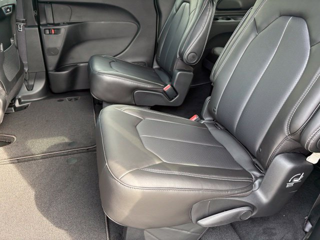 New 2027 Chrysler Pacifica Select FWD image 10