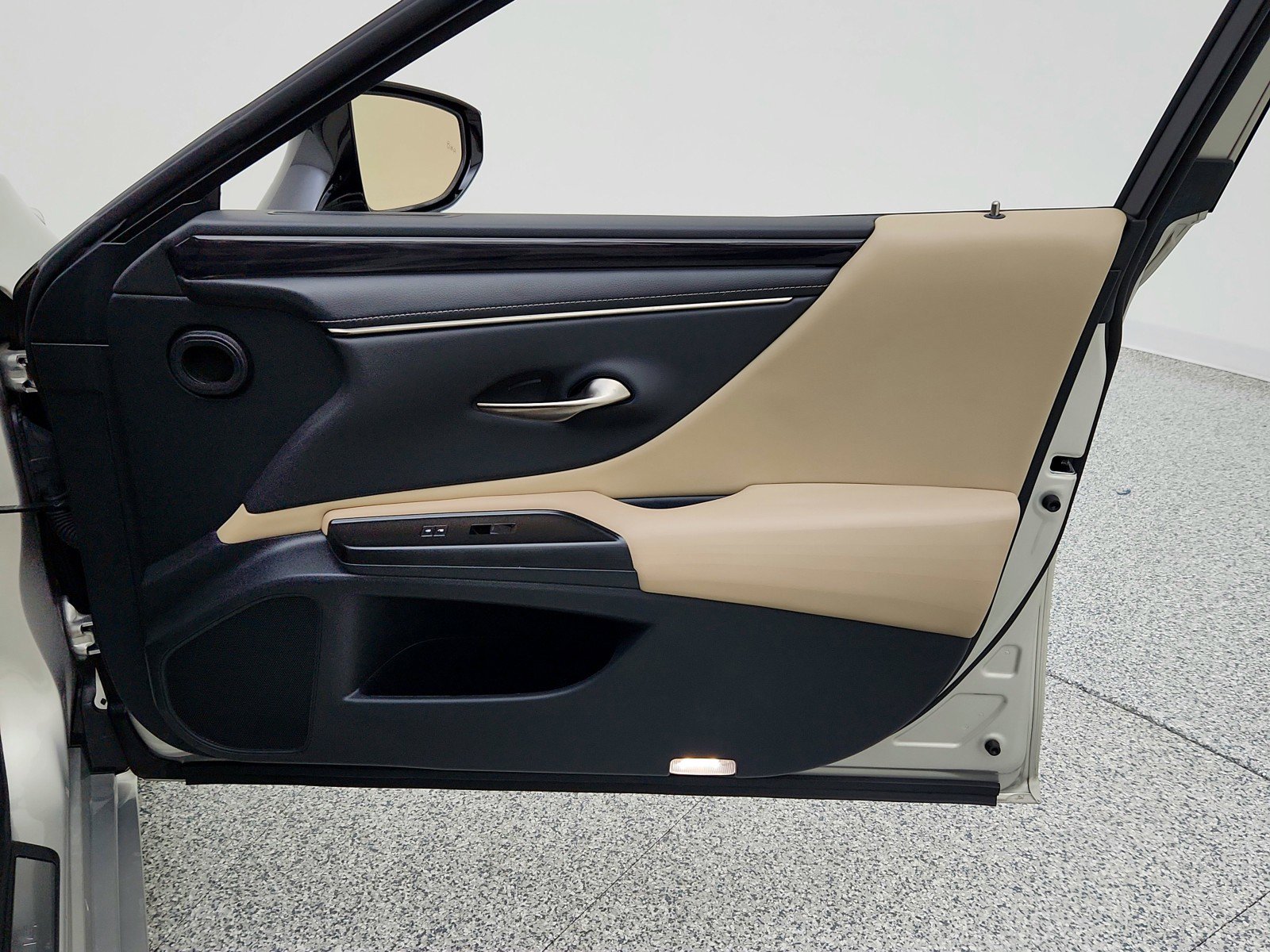 Used 2019 Lexus ES 300h w/ Accessory Package 2 FWD image 31