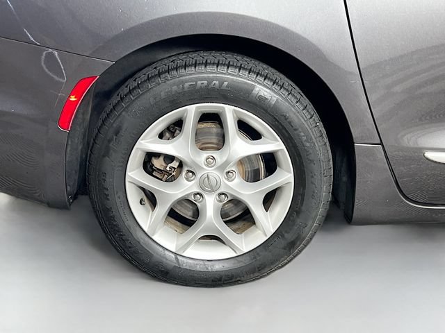 Used 2019 Chrysler Pacifica Touring-L Plus w/ Advanced Safetytec Group FWD image 40
