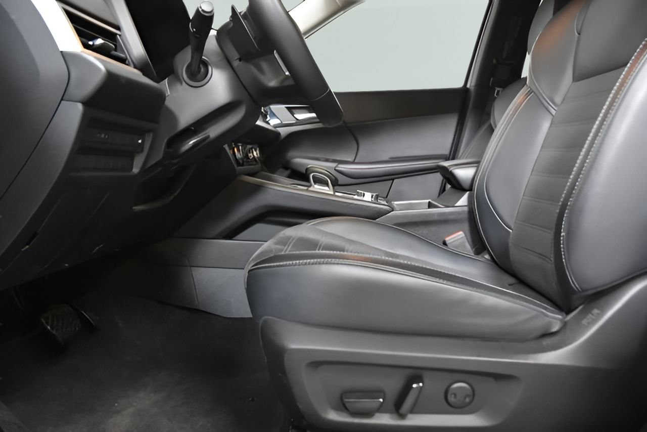 Used 2024 Mitsubishi Outlander SE image 16