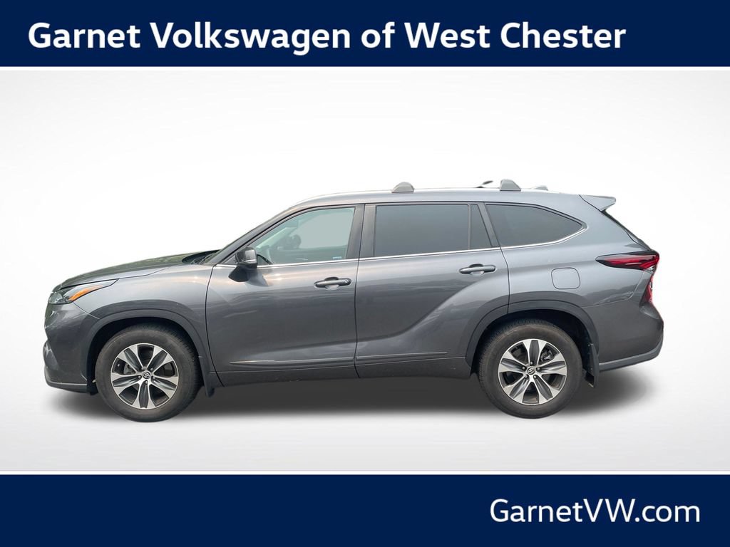 Used 2024 Toyota Highlander XLE AWD/4WD image 2