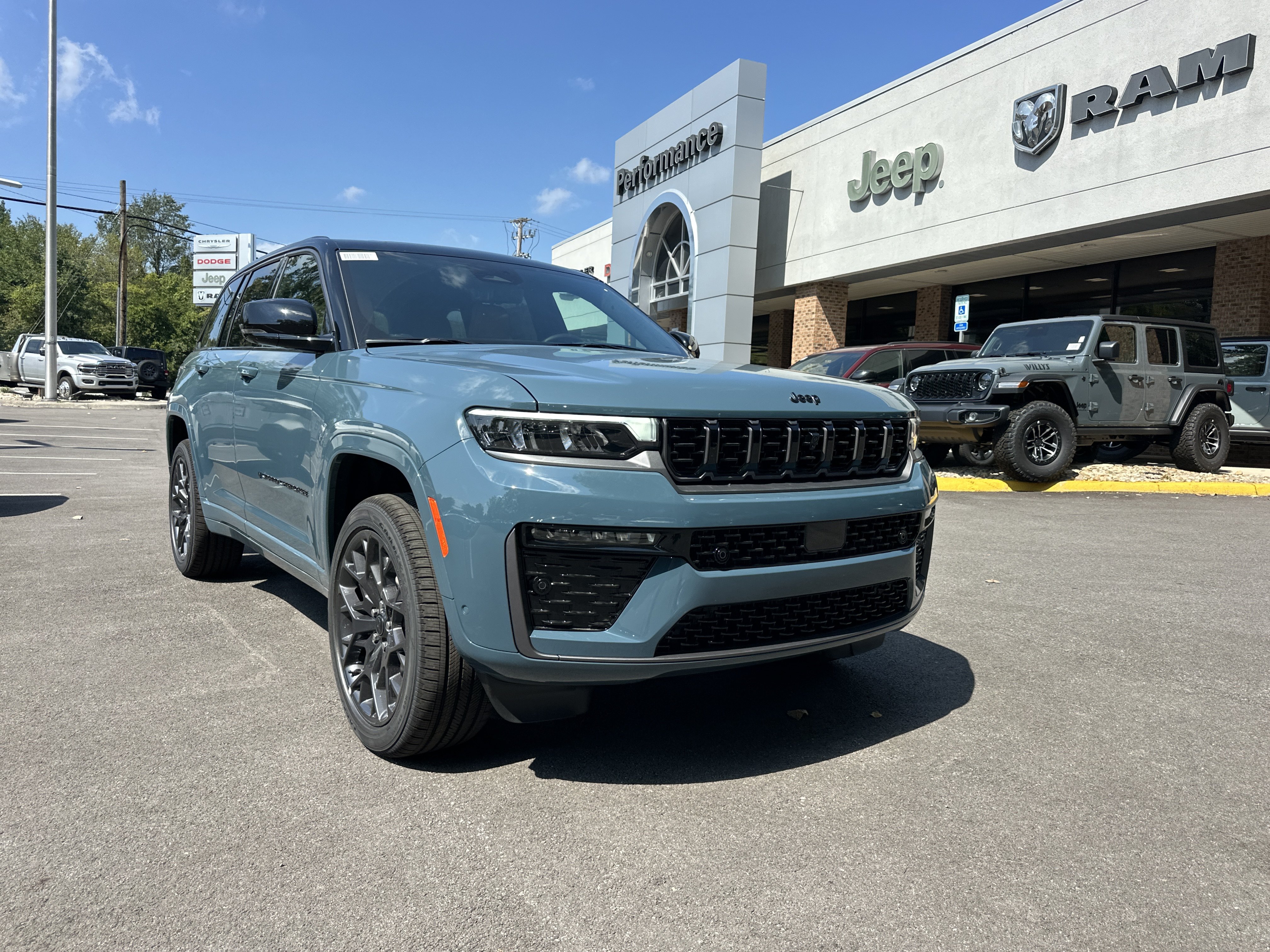 New 2027 Jeep Grand Cherokee Summit w/ Adv Protech Group IV AWD/4WD image 24