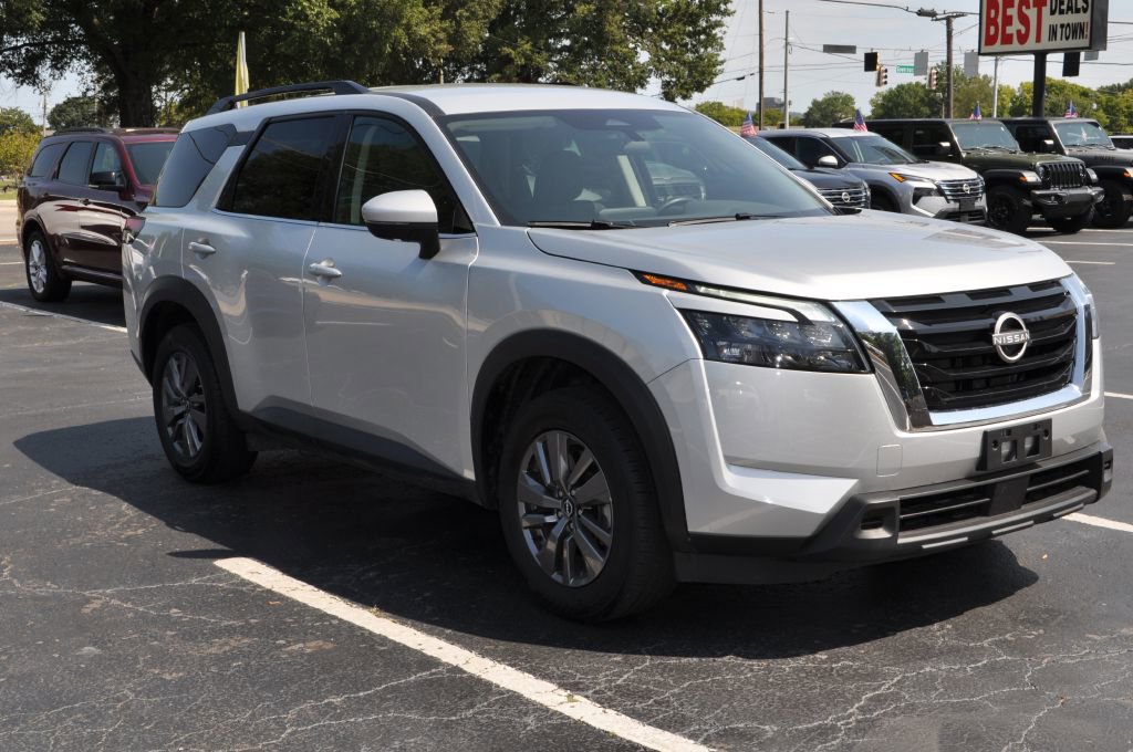 Used 2024 Nissan Pathfinder SV image 1
