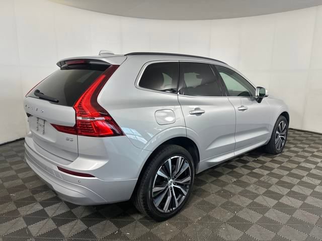 Used 2022 Volvo XC60 B5 Momentum image 3