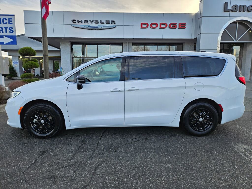 Used 2024 Chrysler Pacifica Touring-L image 2