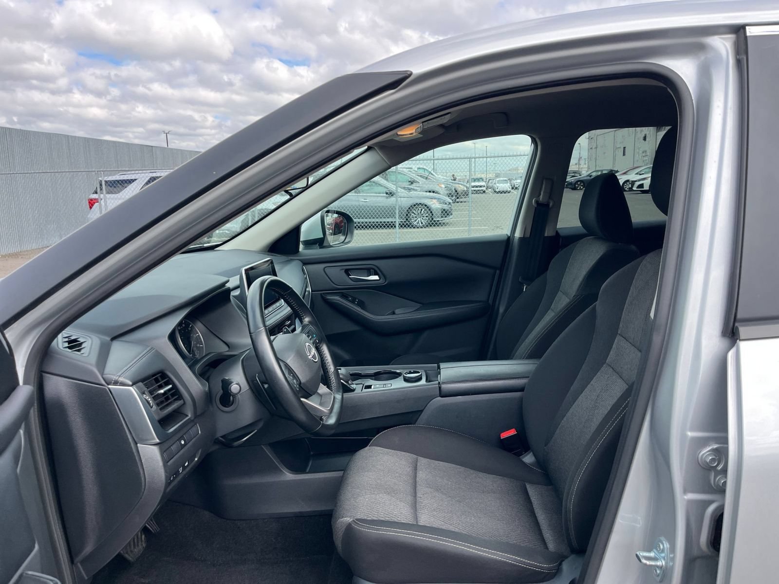 Used 2025 Nissan Rogue SV AWD/4WD image 28