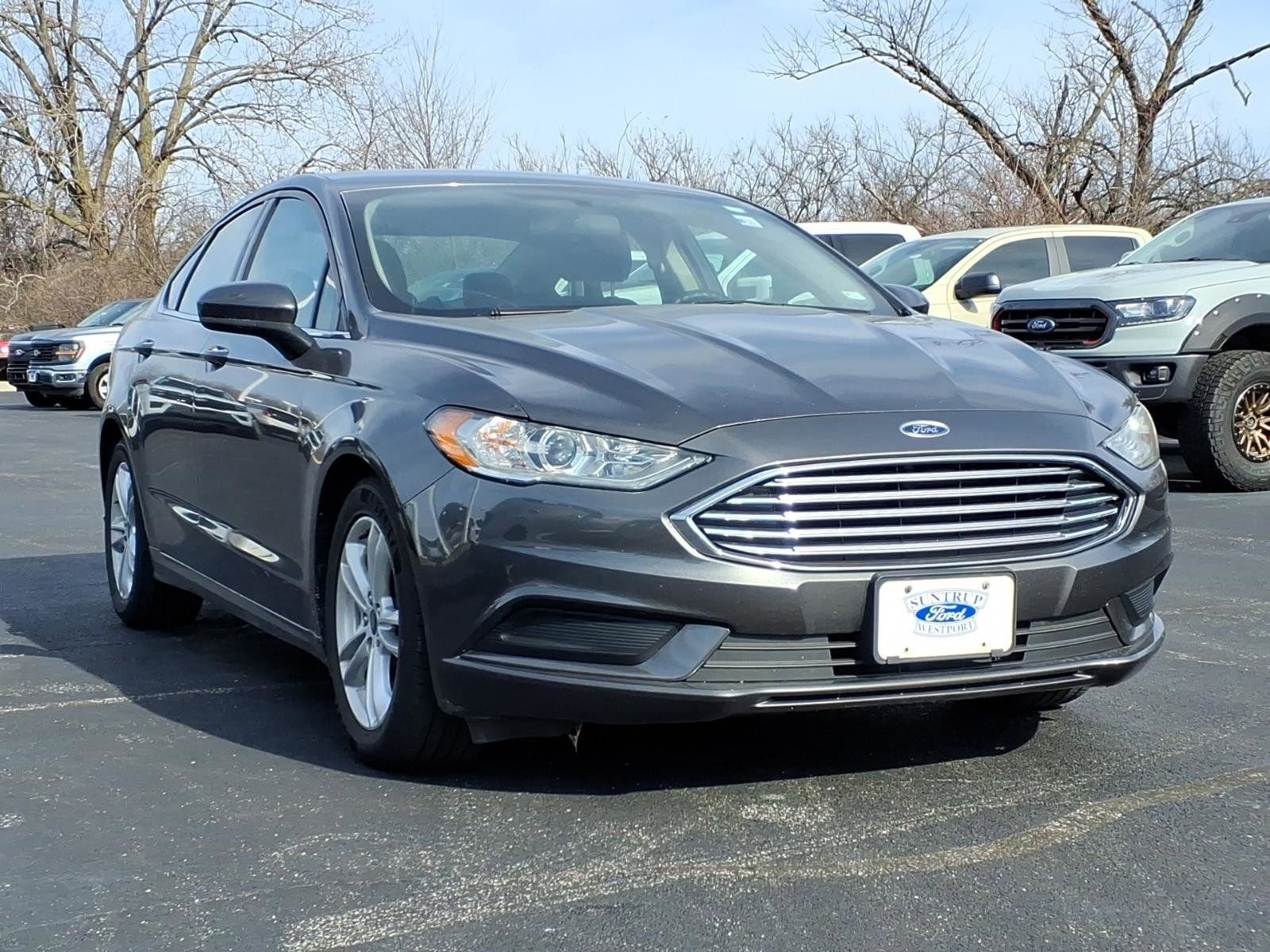 Used 2018 Ford Fusion SE w/ Fusion SE Technology Package image 2