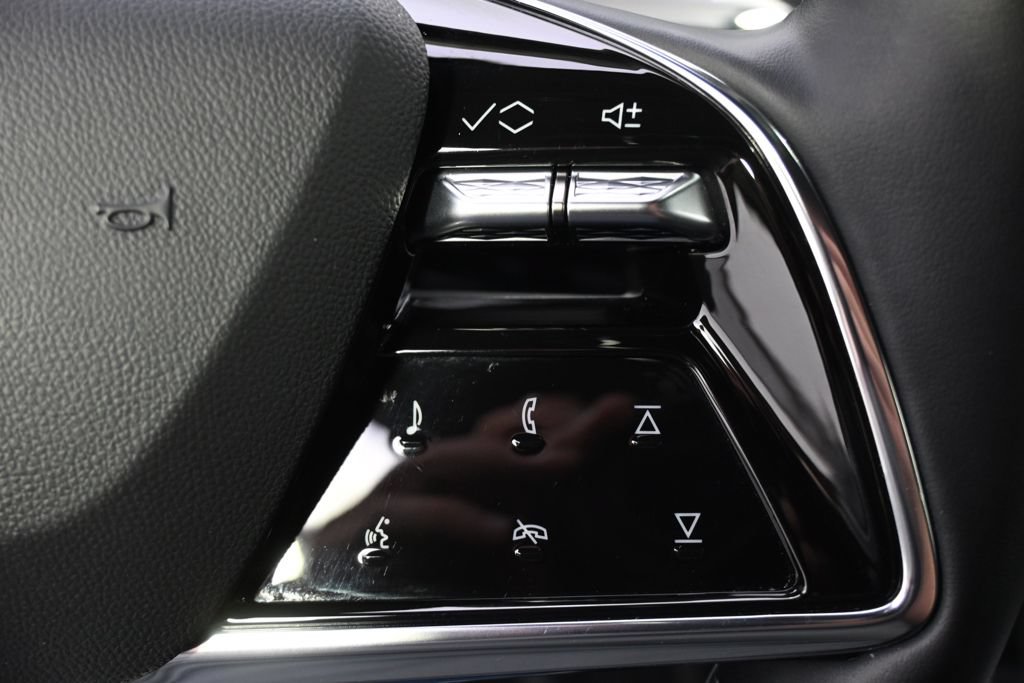 Certified 2025 Cadillac Optiq Luxury 2 w/ LPO, Floor Liner Package AWD/4WD image 34