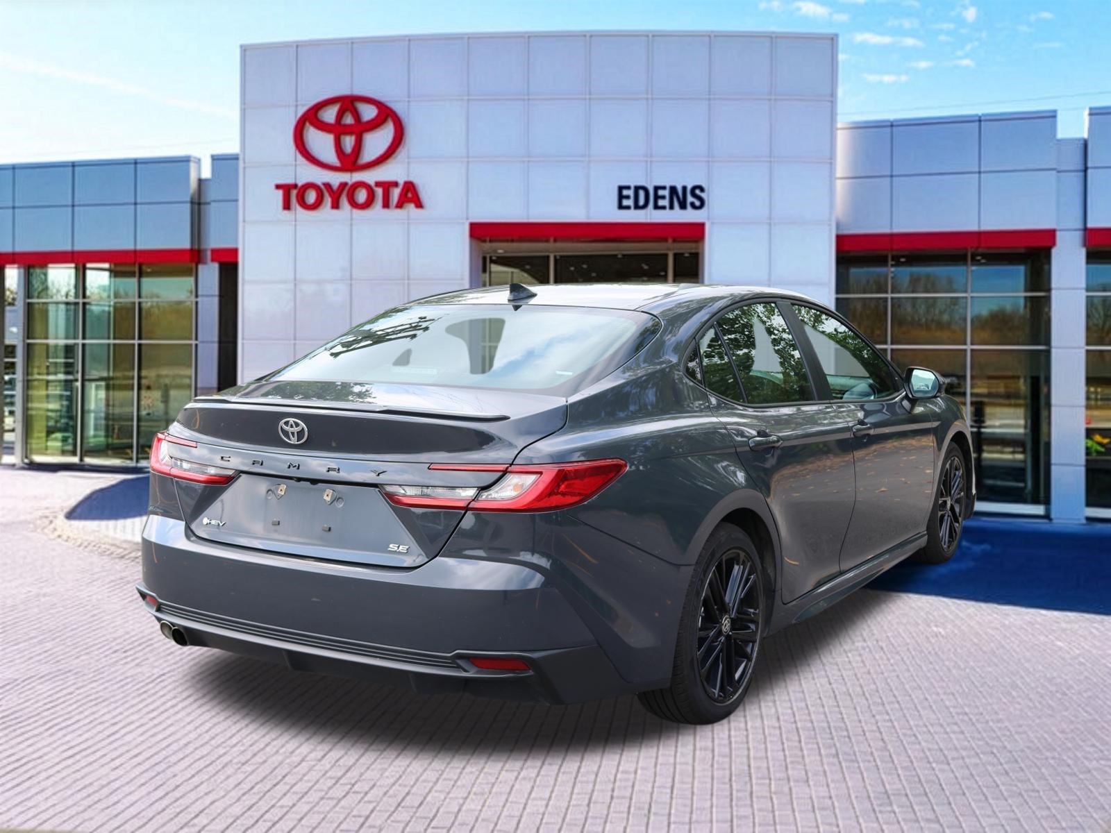 Used 2025 Toyota Camry SE FWD image 3