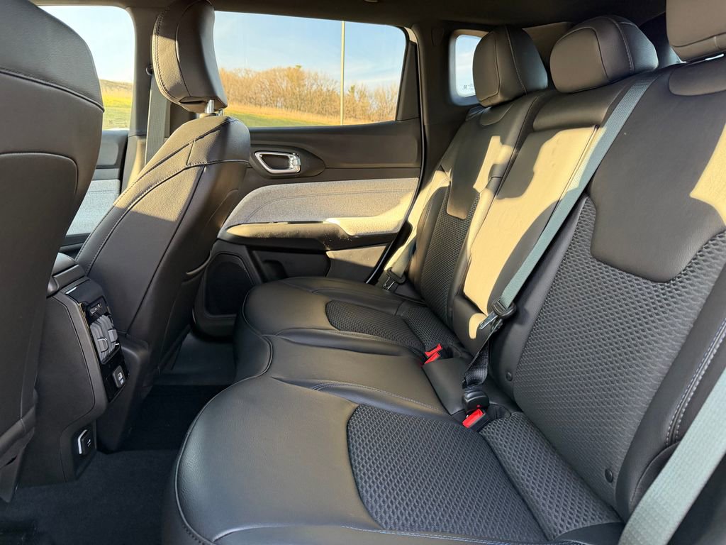 New 2026 Jeep Compass Latitude AWD/4WD image 32