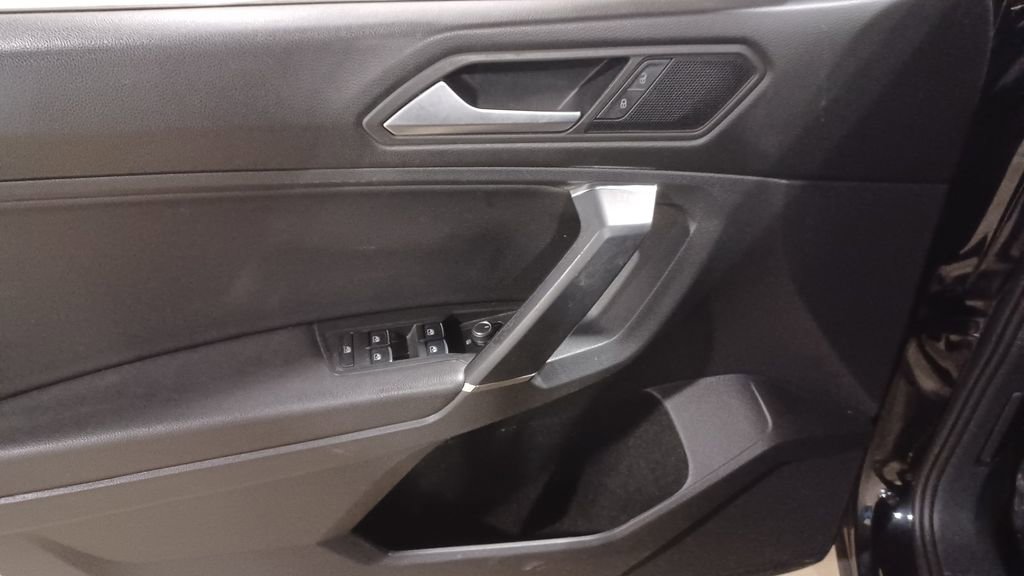 Used 2020 Volkswagen Tiguan SE w/ Panoramic Sunroof Package image 5