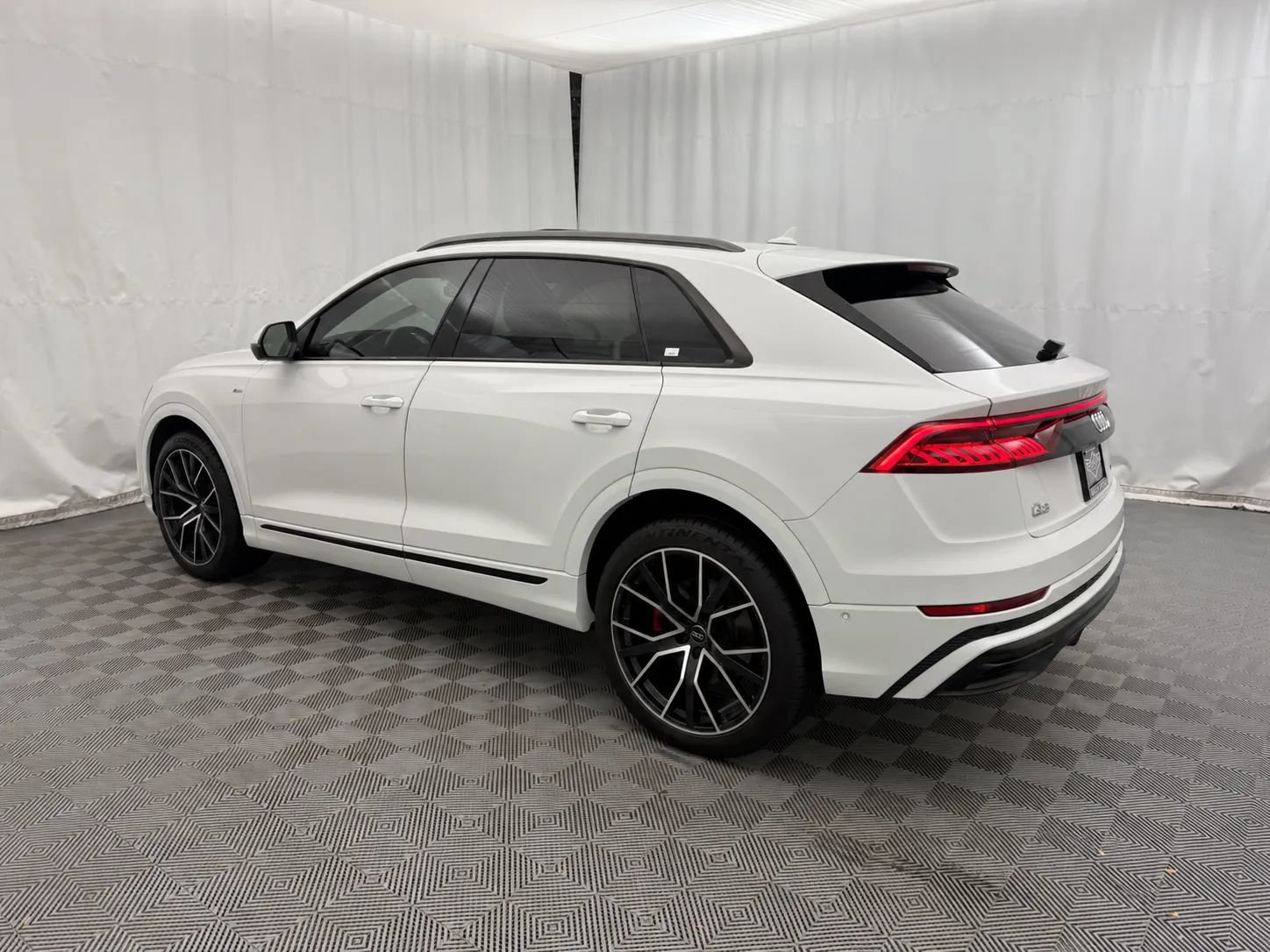 Used 2019 Audi Q8 Prestige w/ Adaptive Chassis Package AWD/4WD image 7