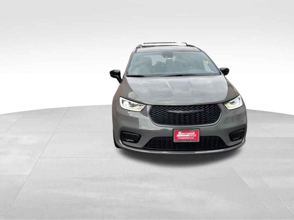 Used 2025 Chrysler Pacifica Limited image 9