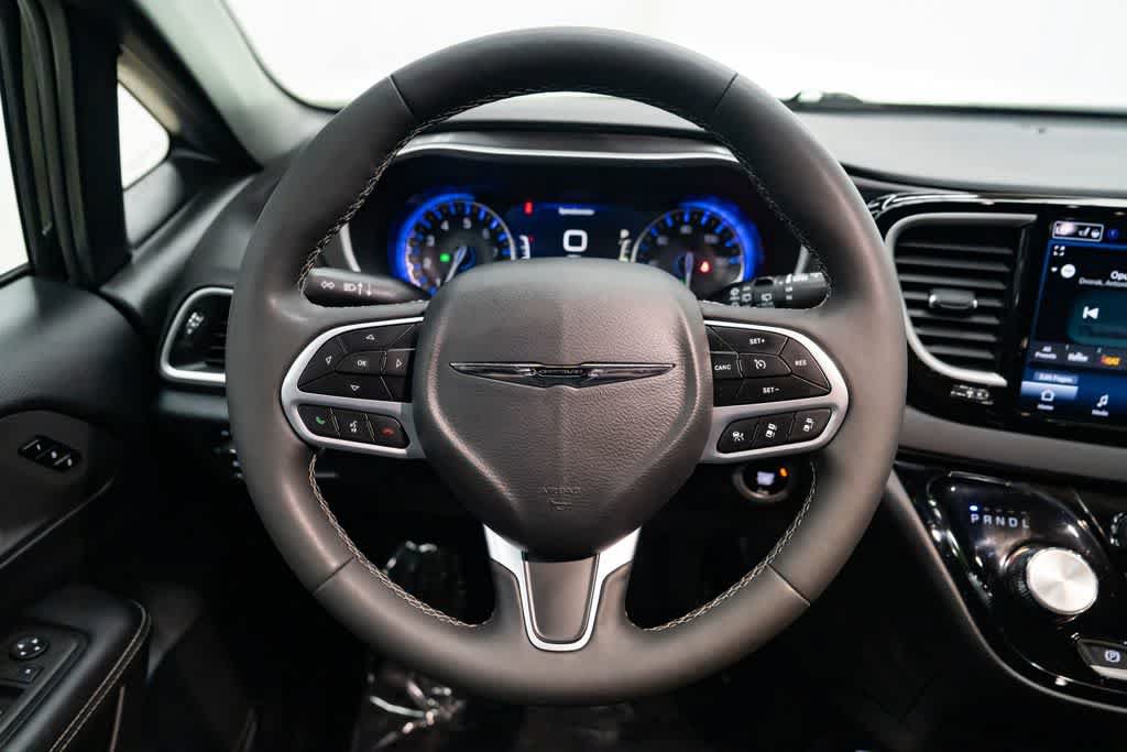 Used 2025 Chrysler Pacifica Select FWD image 15