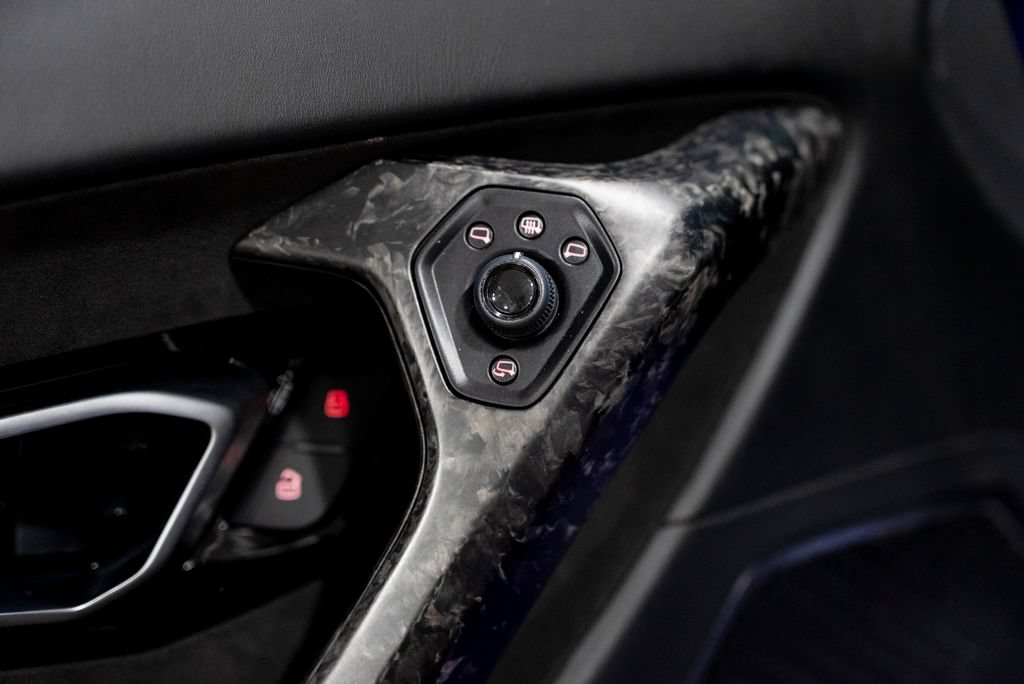 Used 2021 Lamborghini Huracan EVO RWD image 38