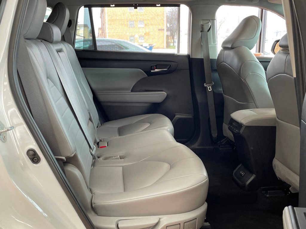Used 2022 Toyota Highlander XLE AWD/4WD image 20