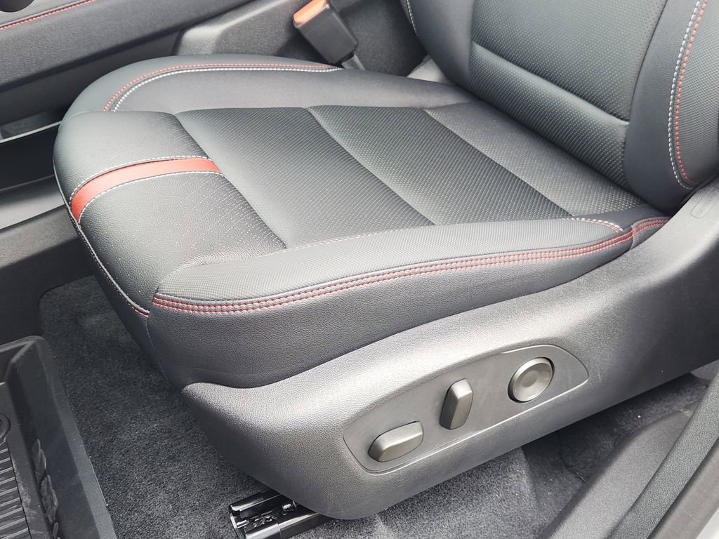 New 2026 Chevrolet Traverse RS w/ LPO, Floor Liner Package FWD image 18