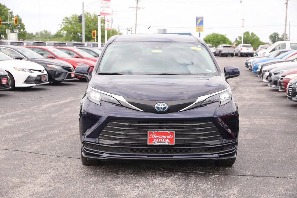 Used 2025 Toyota Sienna LE AWD/4WD image 4