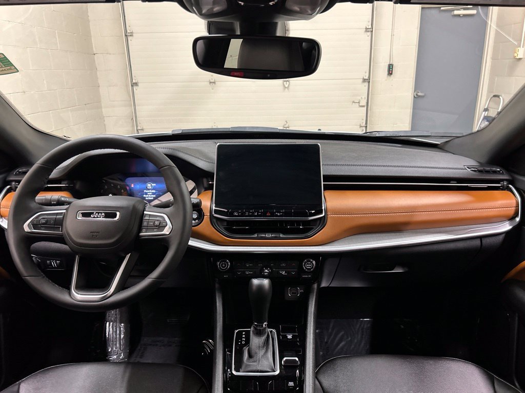 Used 2025 Jeep Compass Limited AWD/4WD image 18