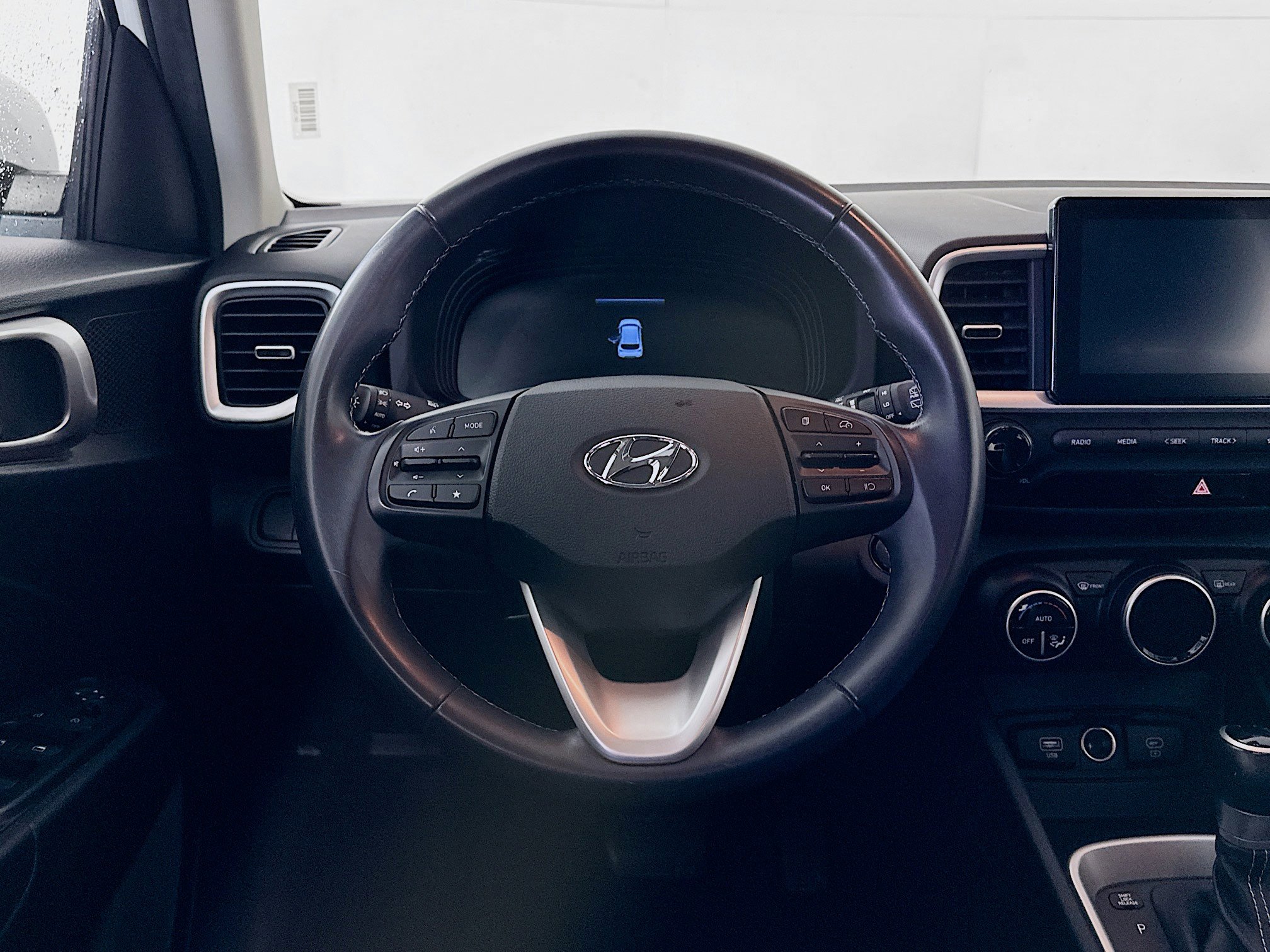 Used 2024 Hyundai Venue SEL image 18
