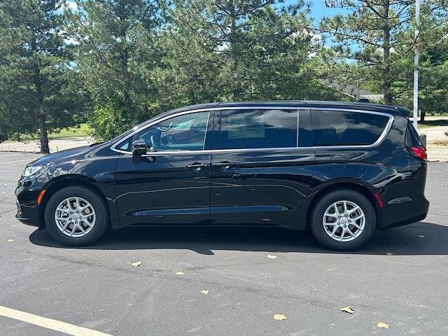 New 2026 Chrysler Pacifica Select image 5