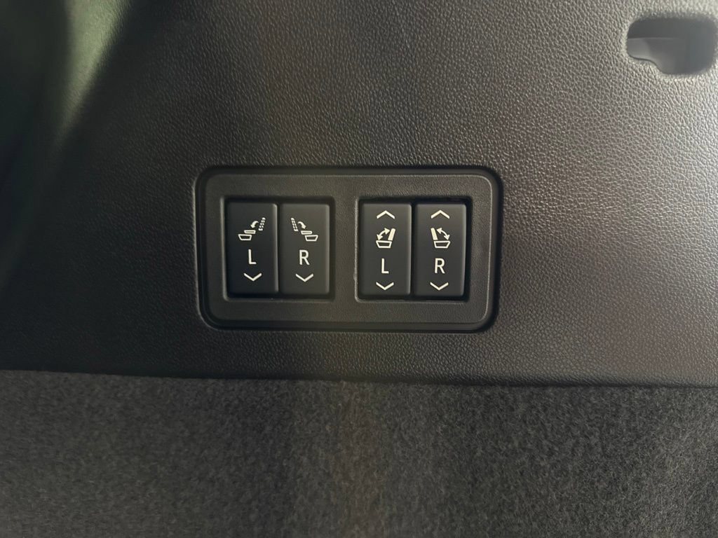 Certified 2025 Cadillac XT6 Premium Luxury FWD image 31