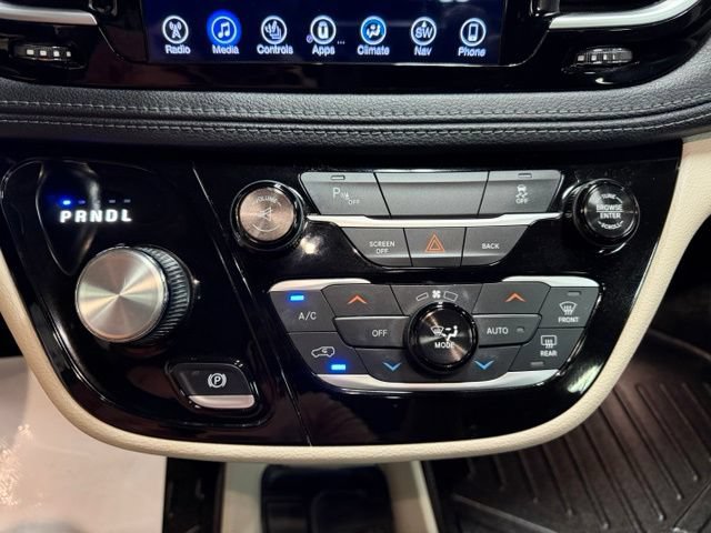 Used 2017 Chrysler Pacifica Limited FWD image 51