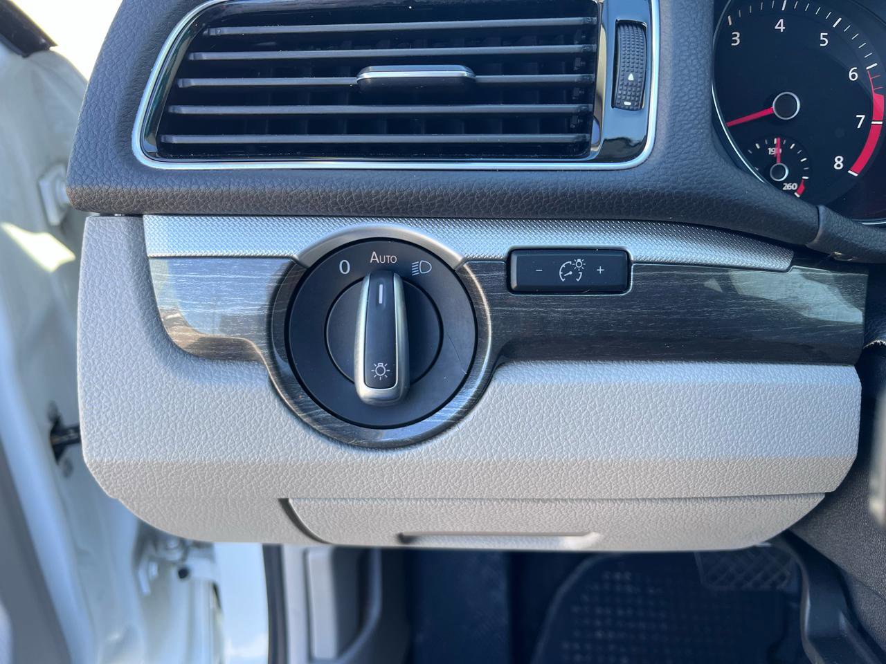 Used 2018 Volkswagen Passat 2.0T SE FWD image 28