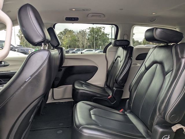 Used 2023 Chrysler Pacifica Touring-L image 12