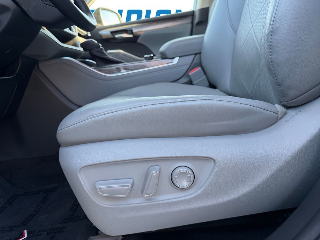 Used 2023 Toyota Highlander Platinum image 17