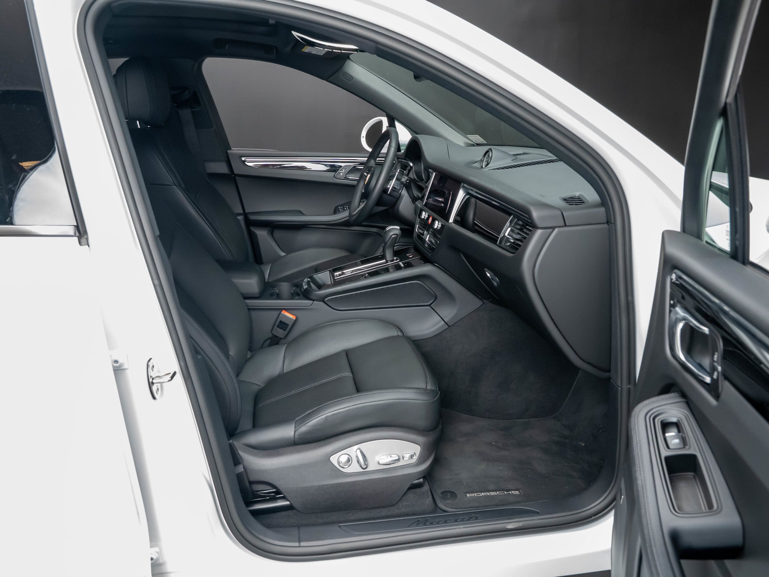 Certified 2026 Porsche Macan AWD/4WD image 29