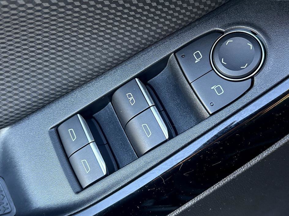 Used 2025 Chevrolet Equinox RS w/ Convenience Package III image 17