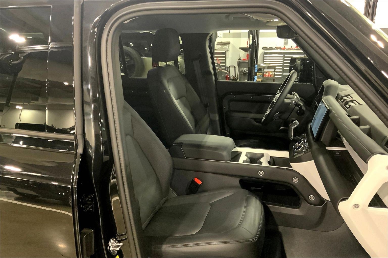 Used 2025 Land Rover Defender 110 S image 8