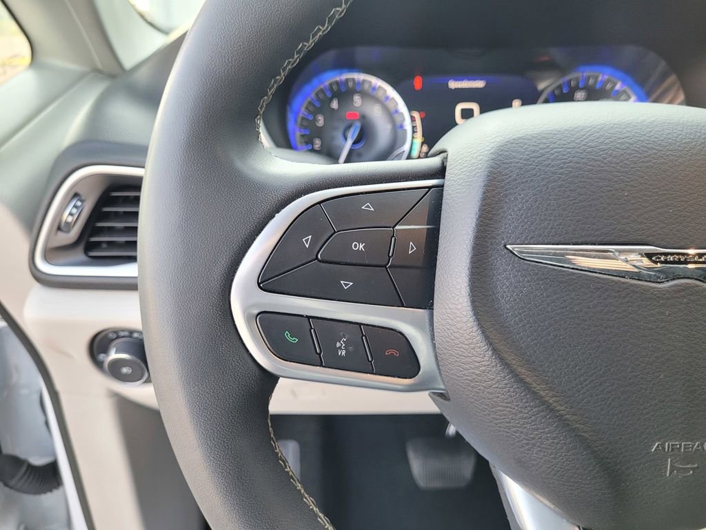 Used 2024 Chrysler Pacifica Touring-L image 21