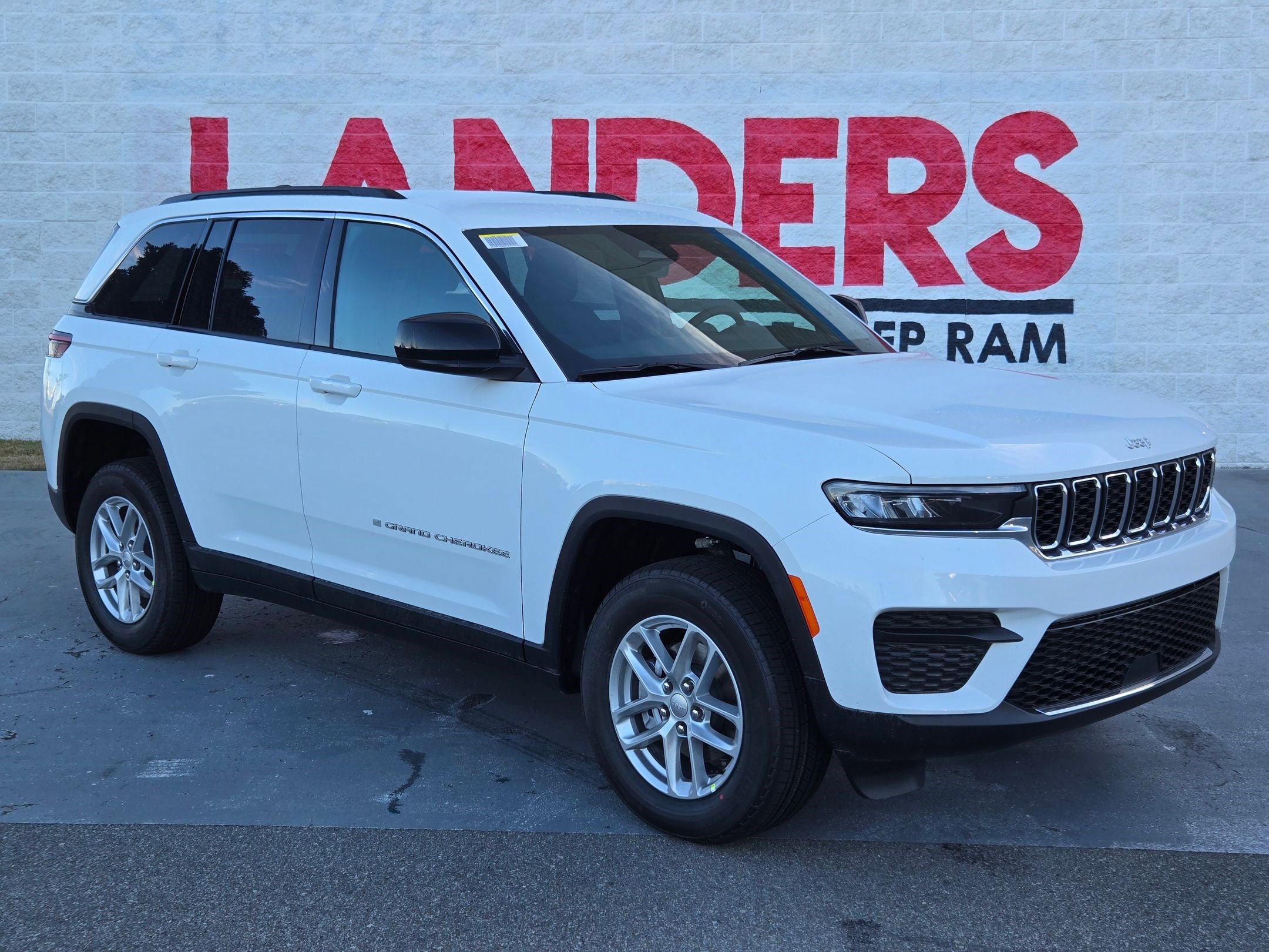 New 2025 Jeep Grand Cherokee Laredo image 1