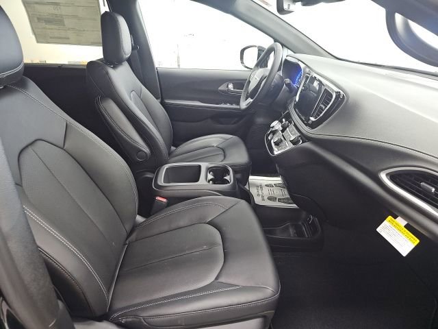 New 2026 Chrysler Pacifica Select AWD/4WD image 12