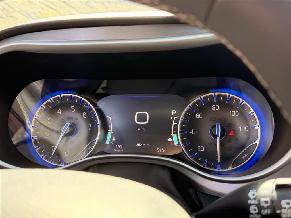 Used 2025 Chrysler Pacifica Select image 24