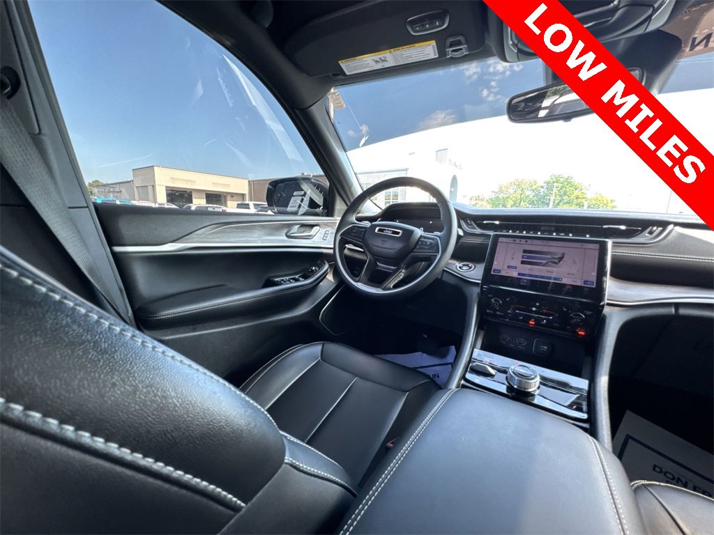 Used 2024 Jeep Grand Cherokee Limited w/ Black Appearance Package image 15