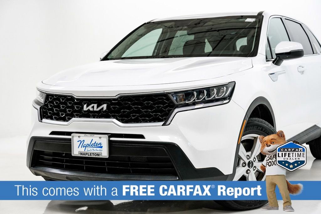Used 2023 Kia Sorento LX image 2