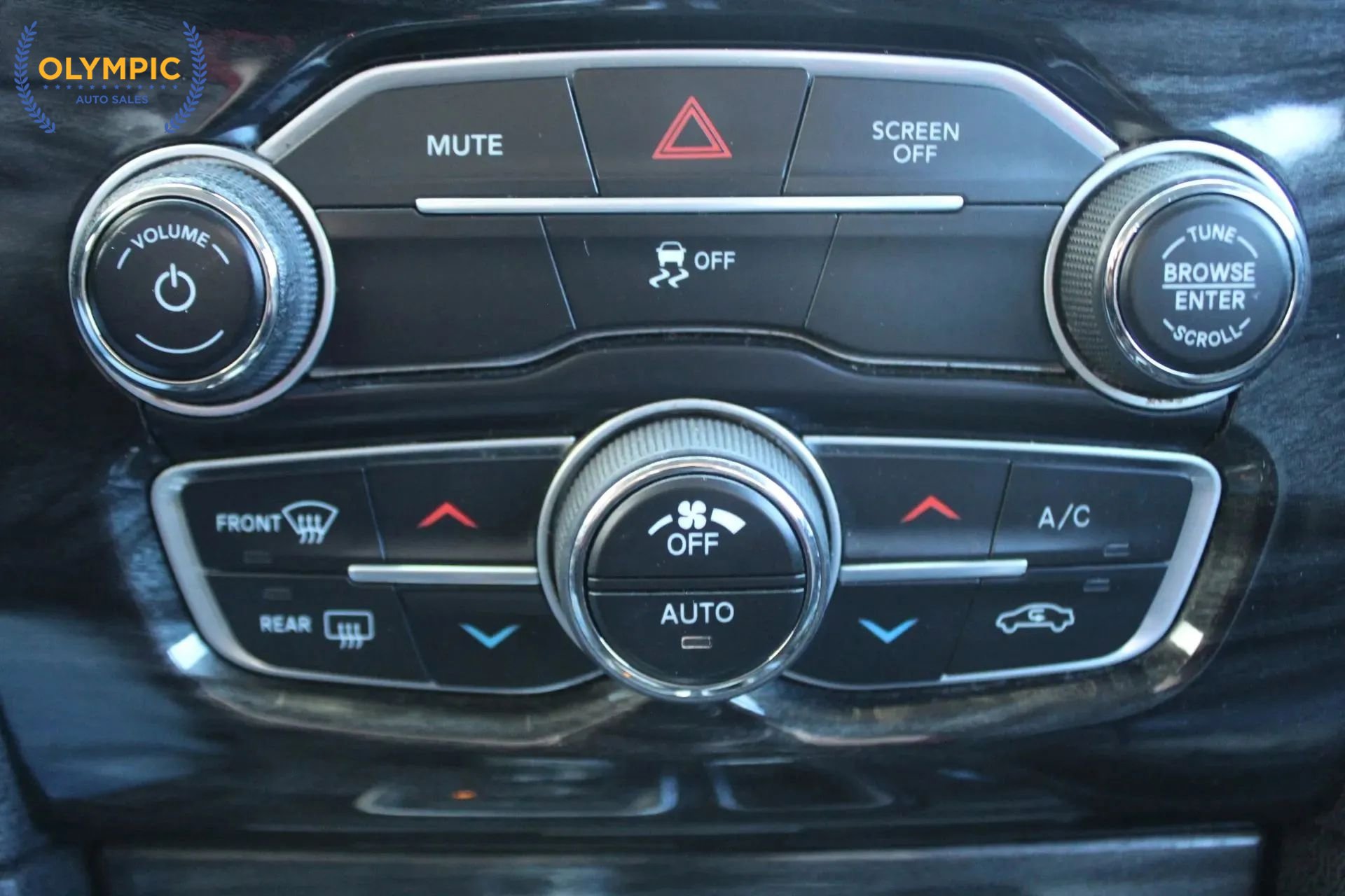 Used 2017 Chrysler 300 Limited image 25