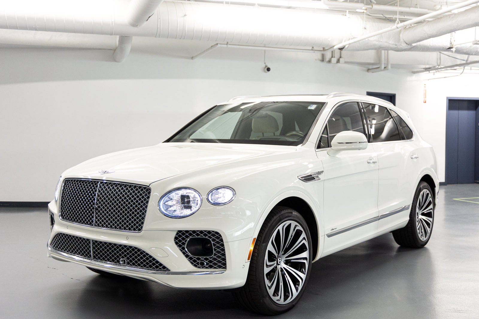 Used 2023 Bentley Bentayga AWD/4WD image 2