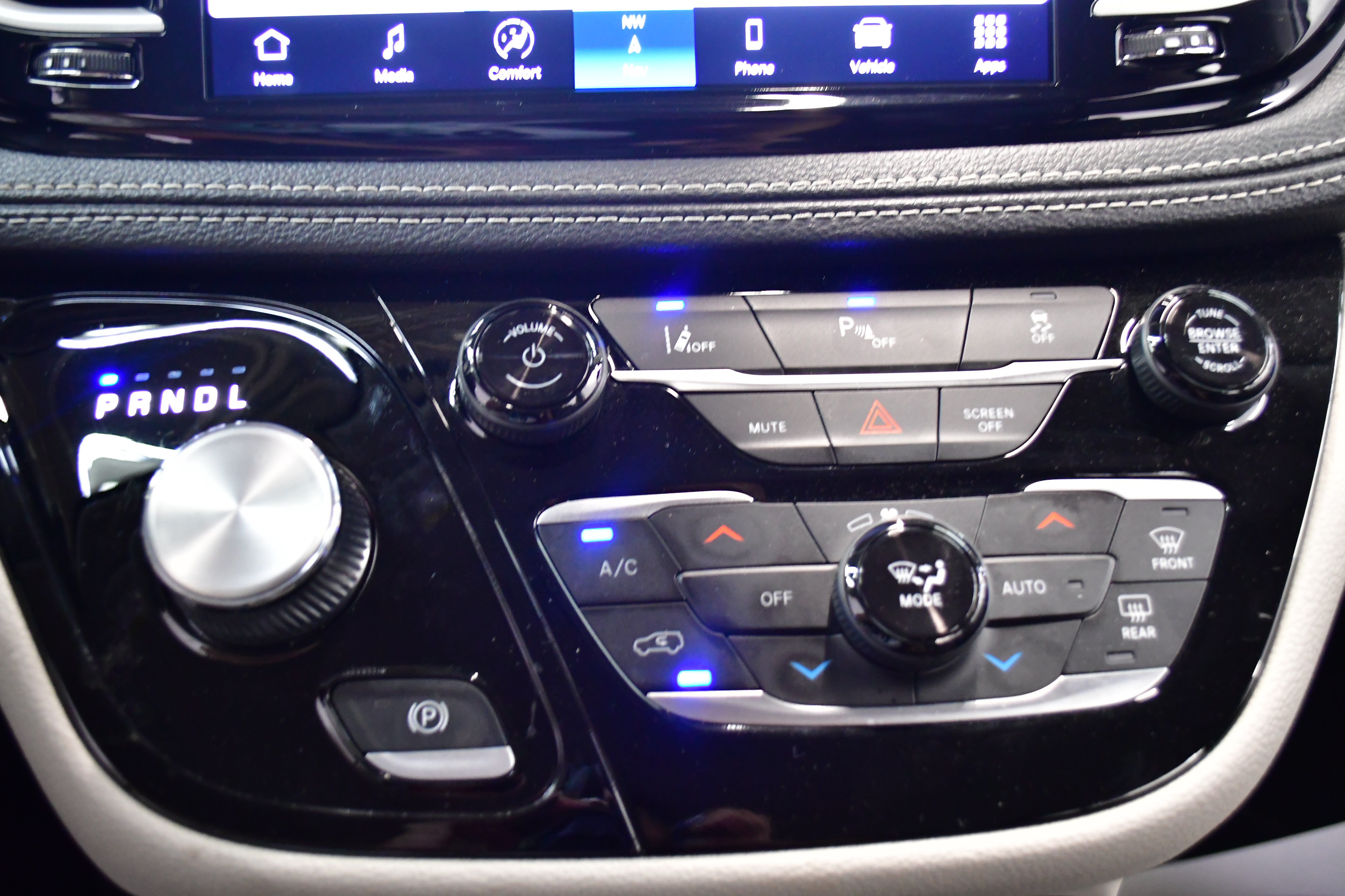 Used 2024 Chrysler Pacifica Touring-L FWD image 30
