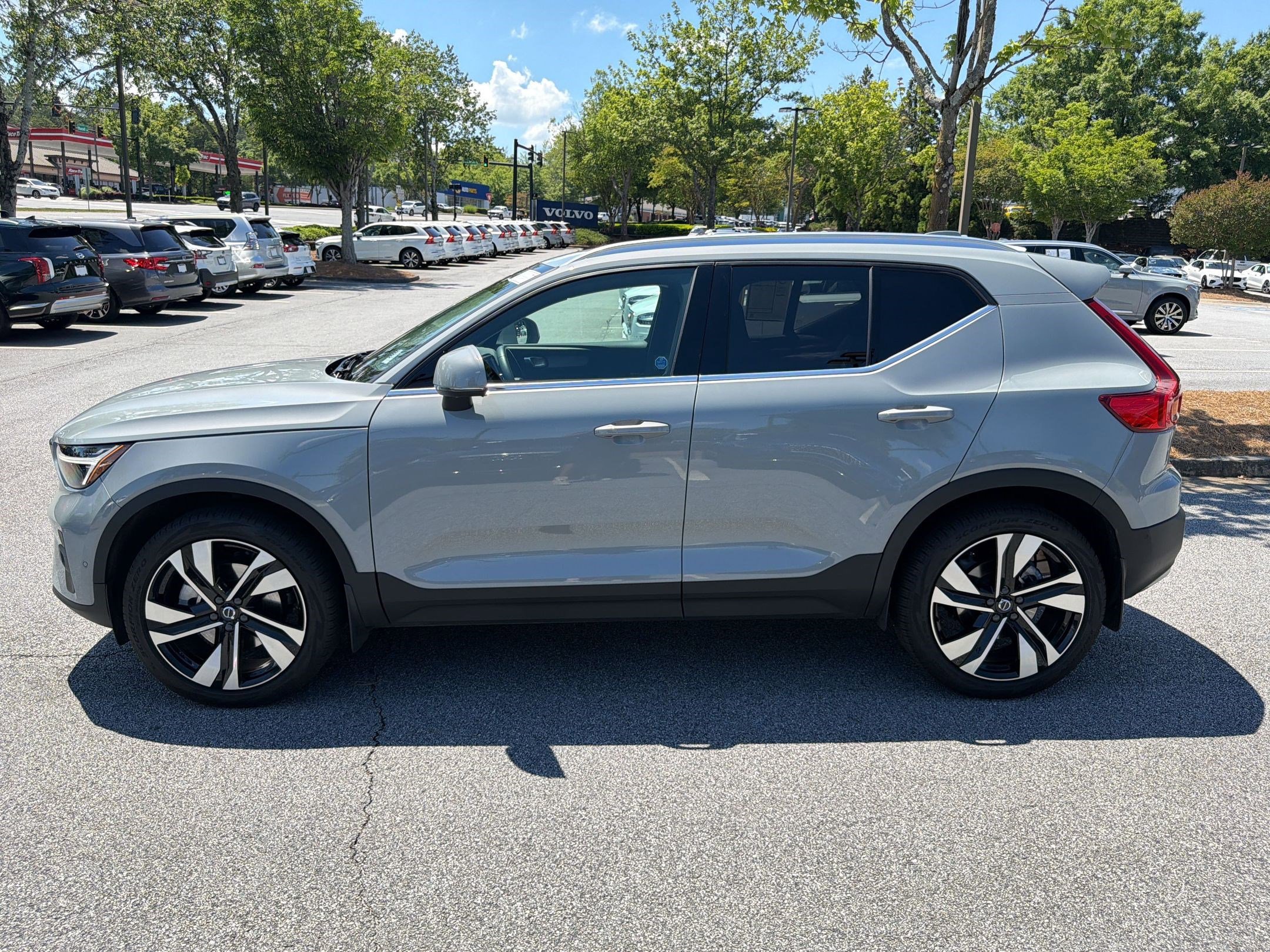Used 2024 Volvo XC40 B5 Plus w/ Protection Package Premier AWD/4WD image 2