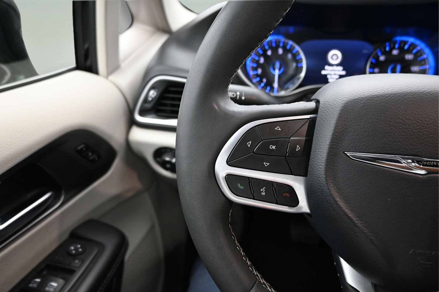 Used 2024 Chrysler Pacifica Touring-L FWD image 13