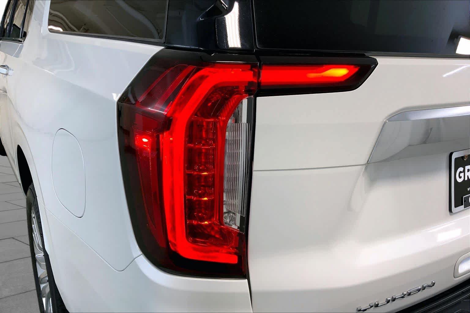 Used 2023 GMC Yukon XL Denali w/ Advanced Technology Package AWD/4WD image 28