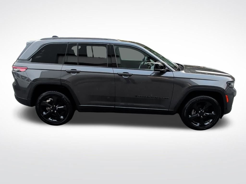 Used 2025 Jeep Grand Cherokee Altitude image 6