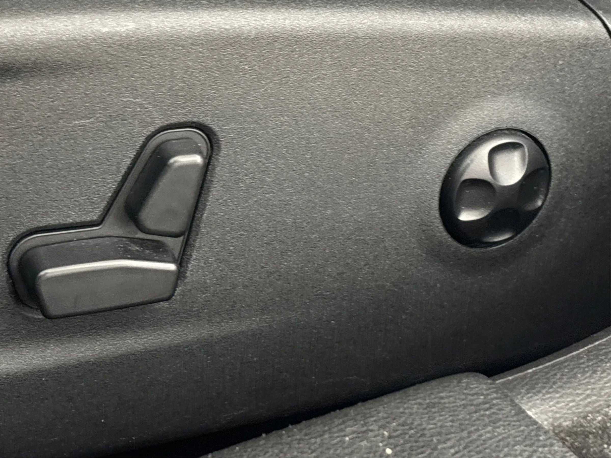 Used 2017 Chrysler 300 C image 25