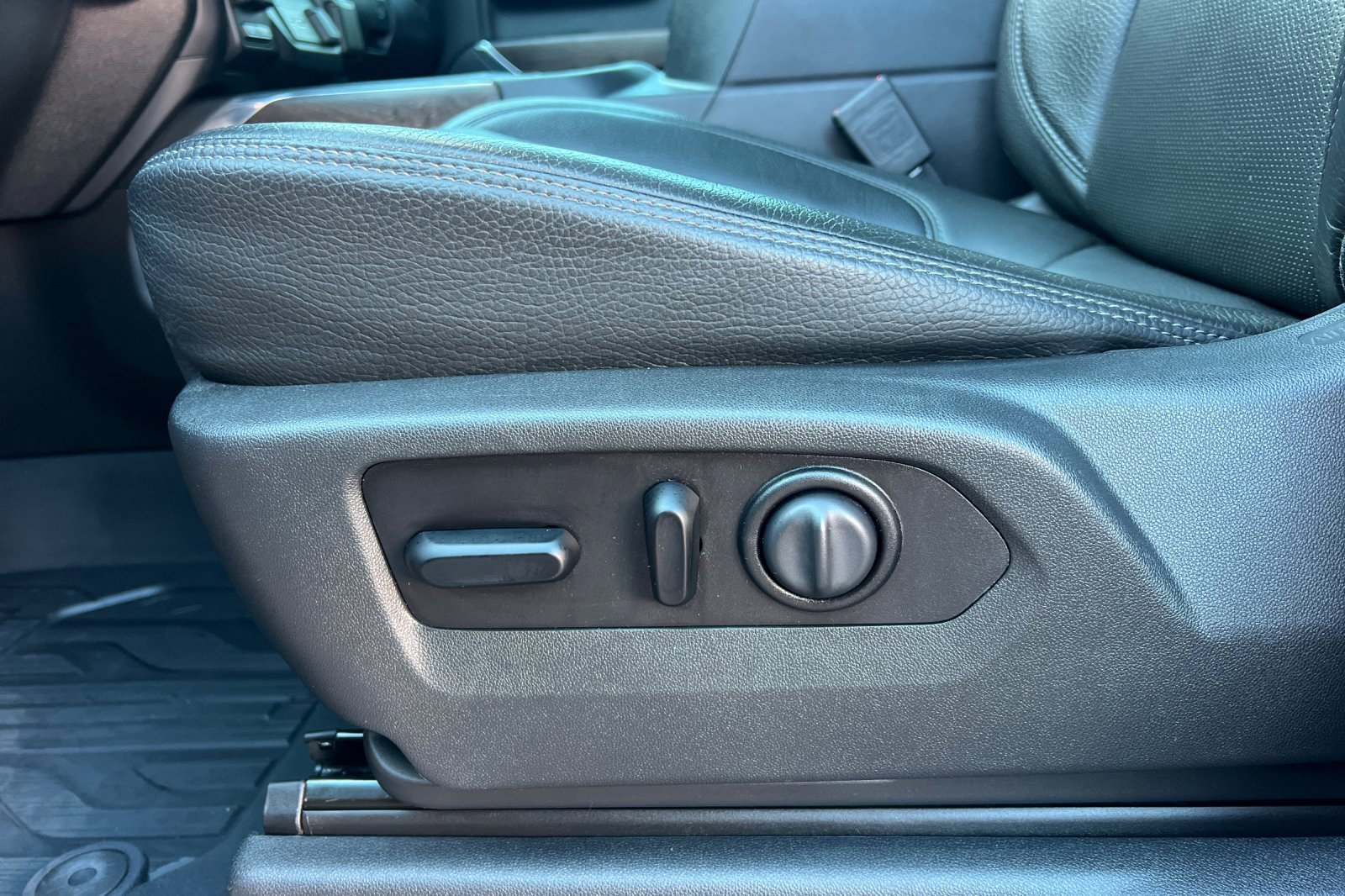 Used 2020 GMC Sierra 3500 Denali w/ Denali Ultimate Package image 14