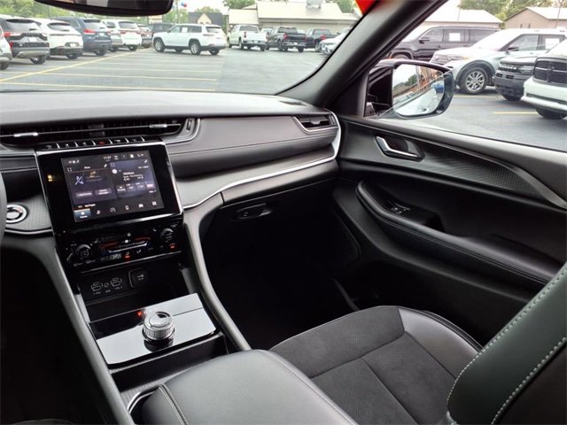 Used 2024 Jeep Grand Cherokee Altitude image 21