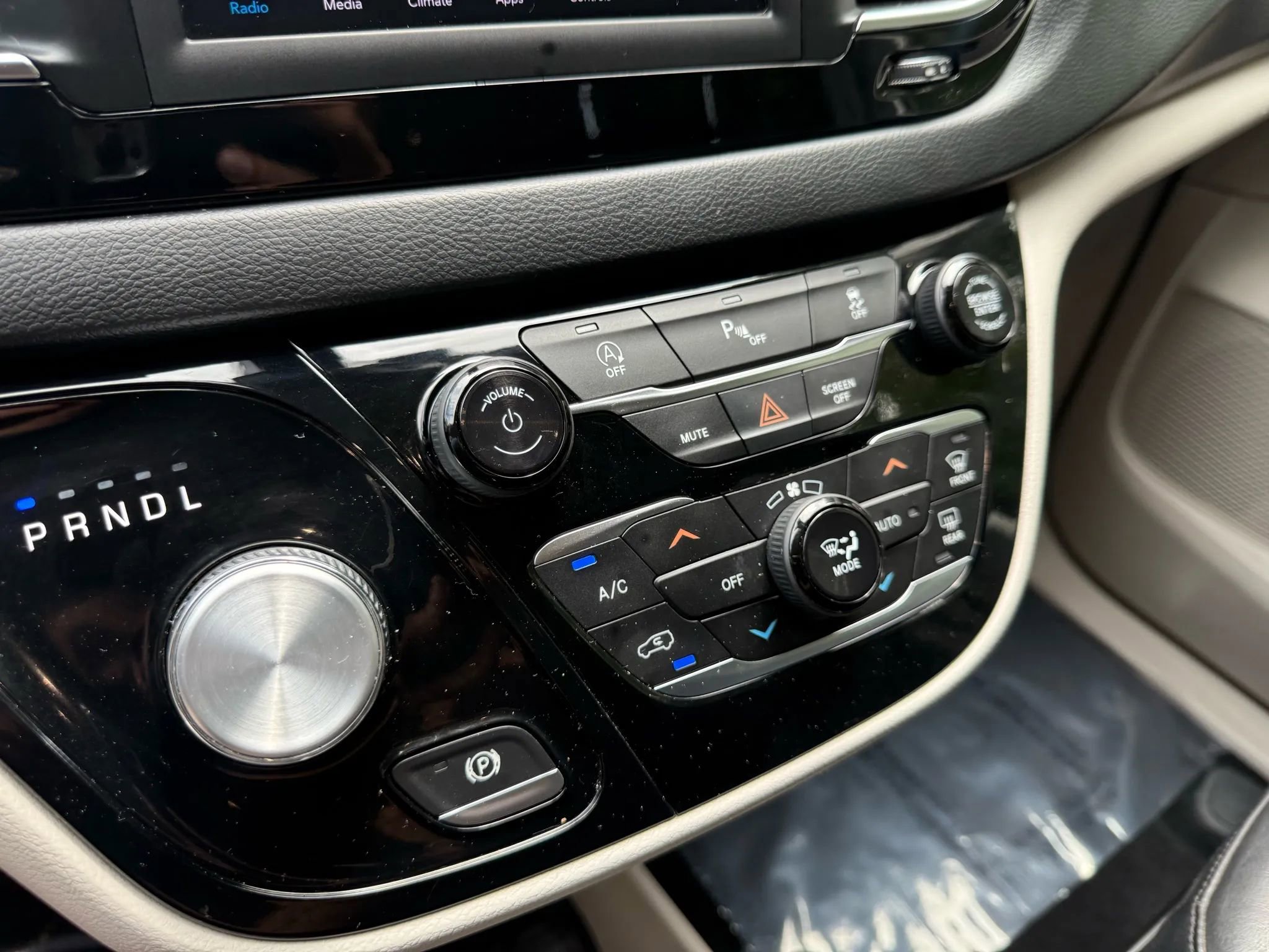 Used 2019 Chrysler Pacifica Touring-L FWD image 28
